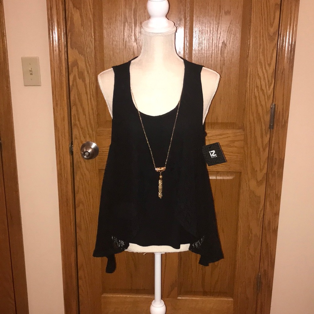 Cute Black Top with detachable necklace. XL